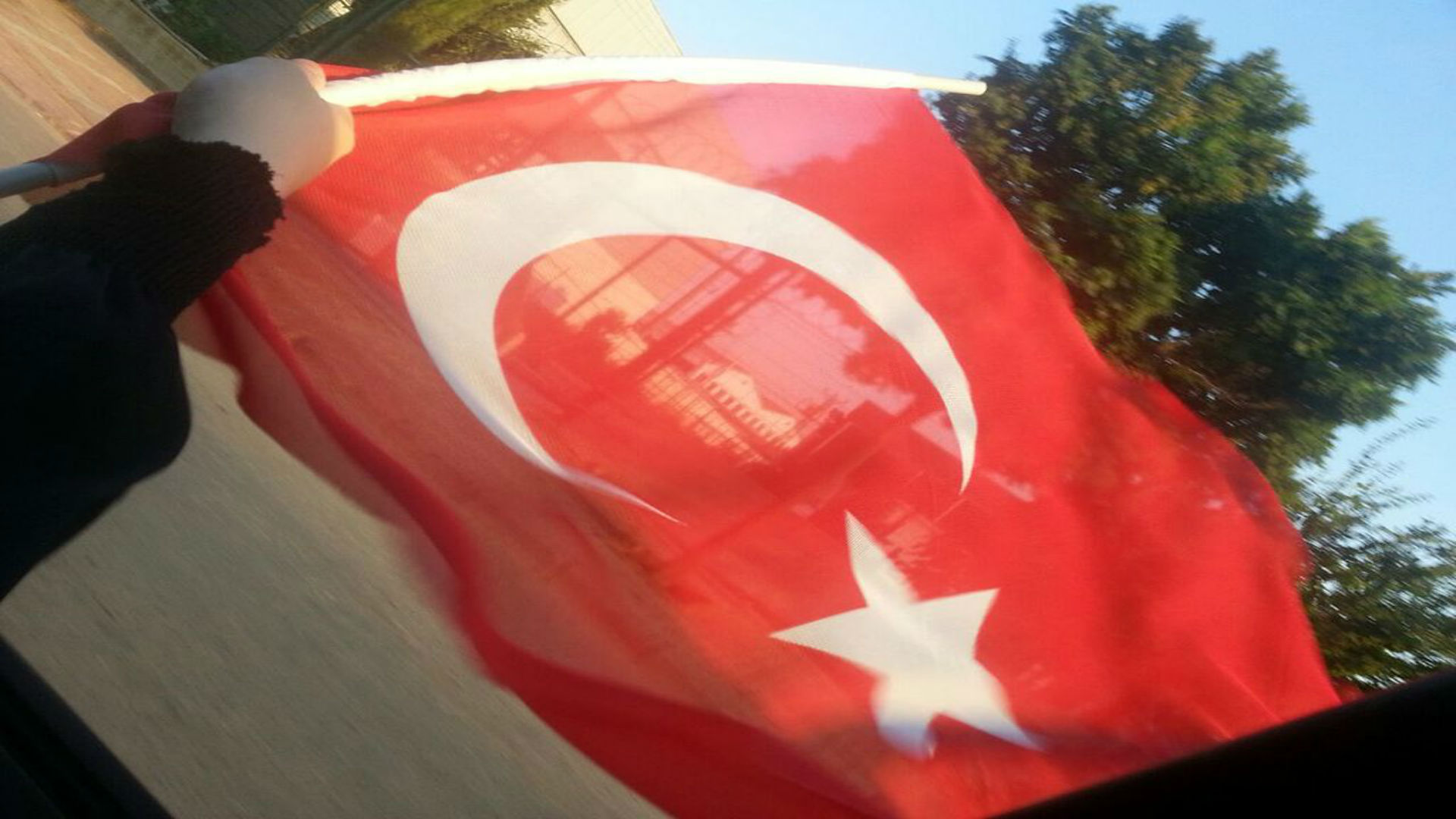 Türkische Fahne mit Gebäuden im Hintergrund