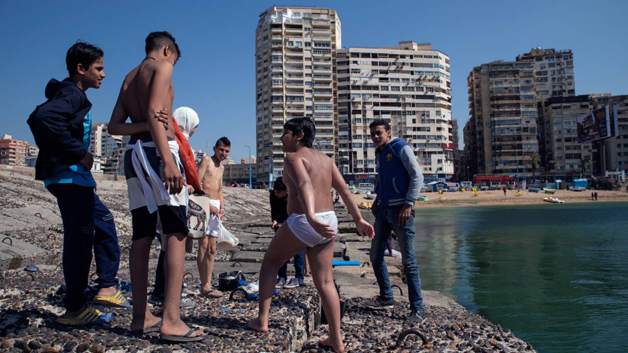 Der Strandabschnitt im Alexandriner Stadtteil Gleem: Tagsüber suchen Jugendliche Abkühlung, wenn die Temperaturen steigen. Abends strömen vor allem Familien an die Uferpromenade.