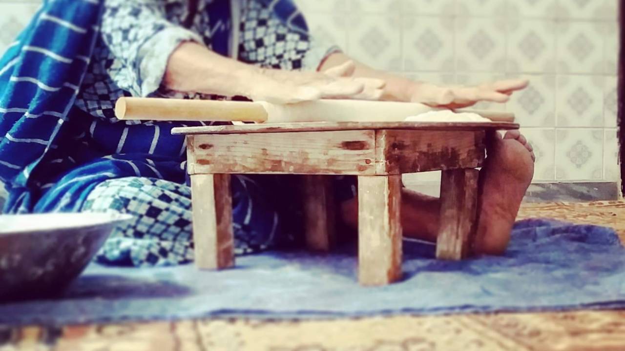 Die traditionelle Brotknettechnik, weitergegeben von der Großmutter