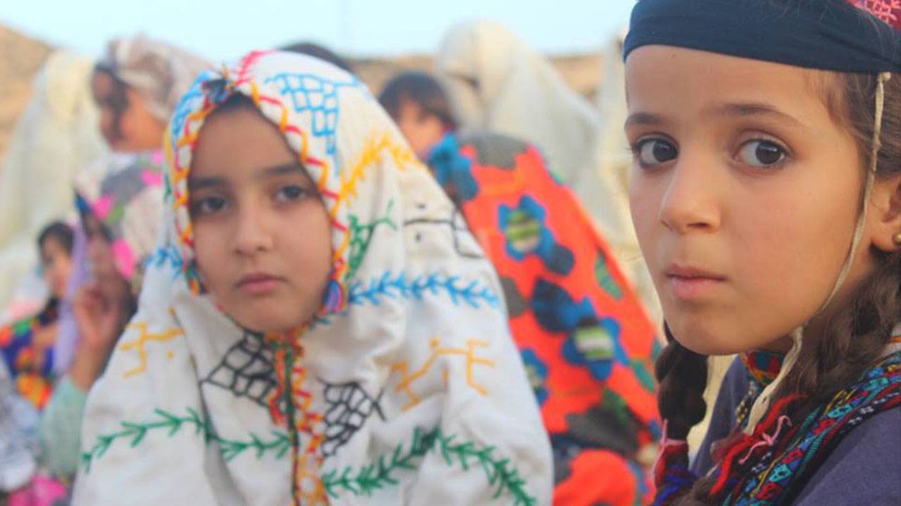 Kinder in traditioneller Amazigh-Kleidung