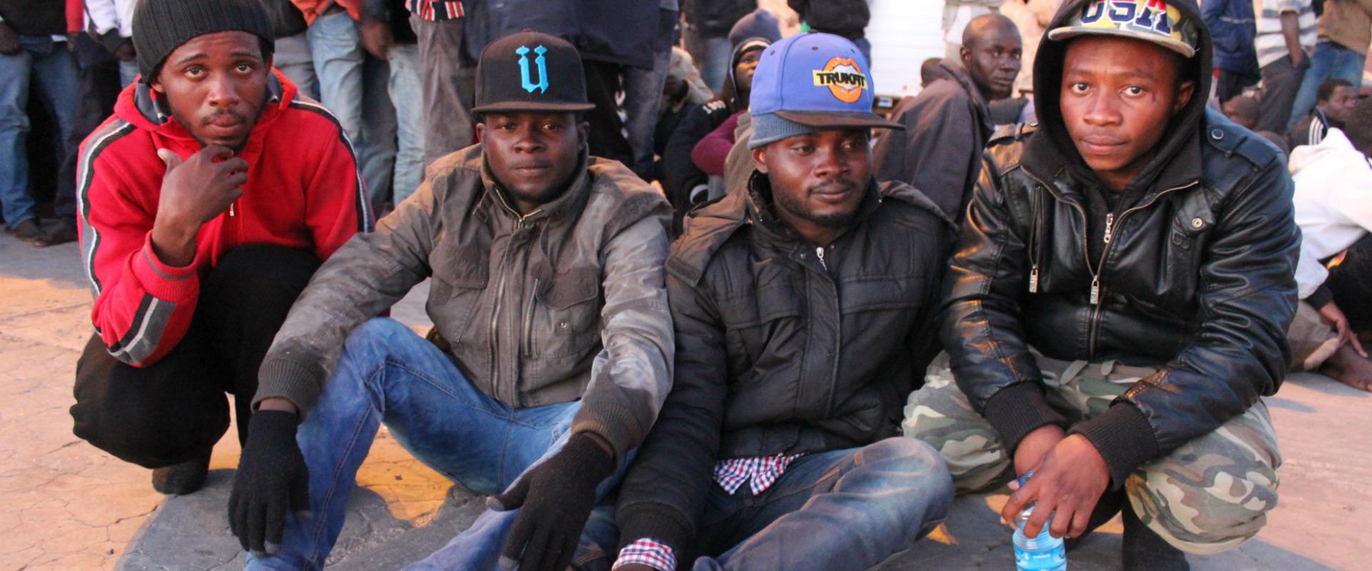 Verhaftete Migranten aus Nigeria im Hafen von Misrata