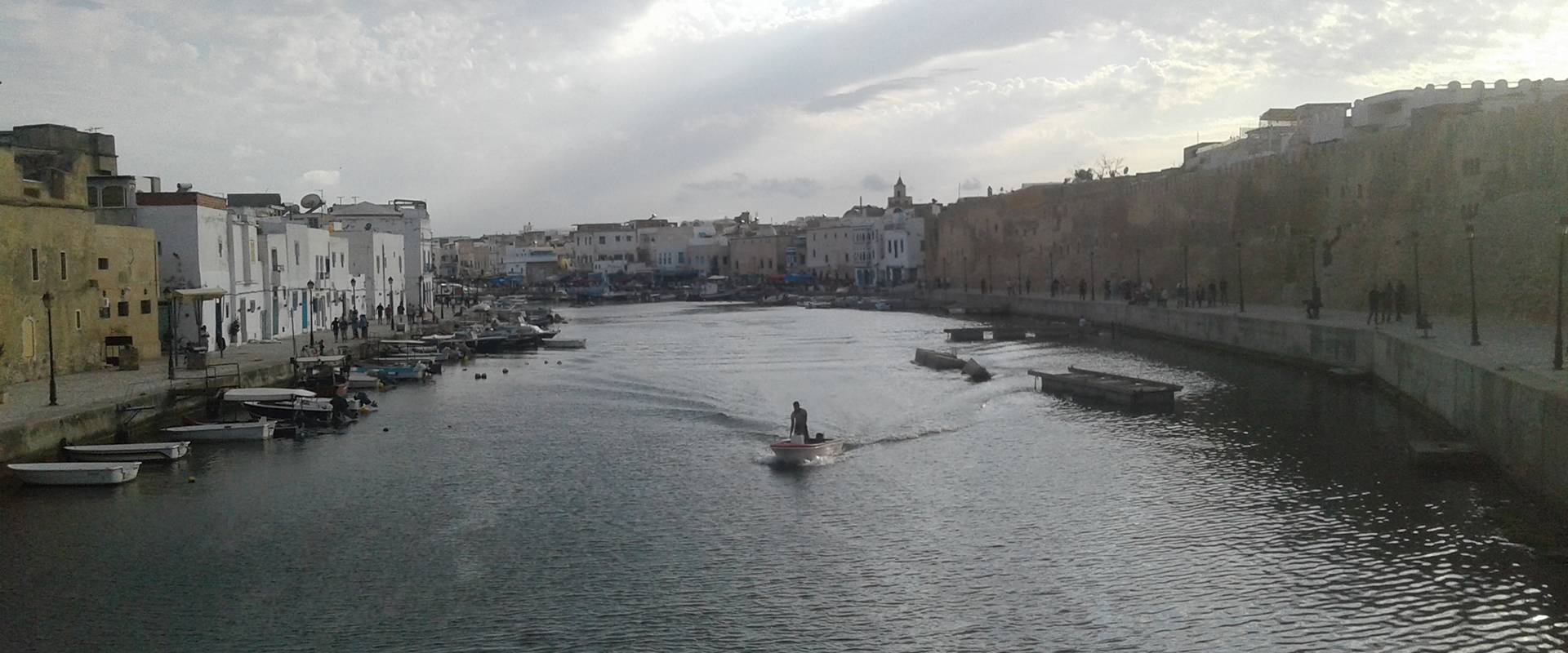 Die Hafenbucht von Bizerte. Seit die Stadt um 1100 vor Christus als Handelsposten von phönizischen Händlern gegründet wurde, starten von hier Fischerboote.