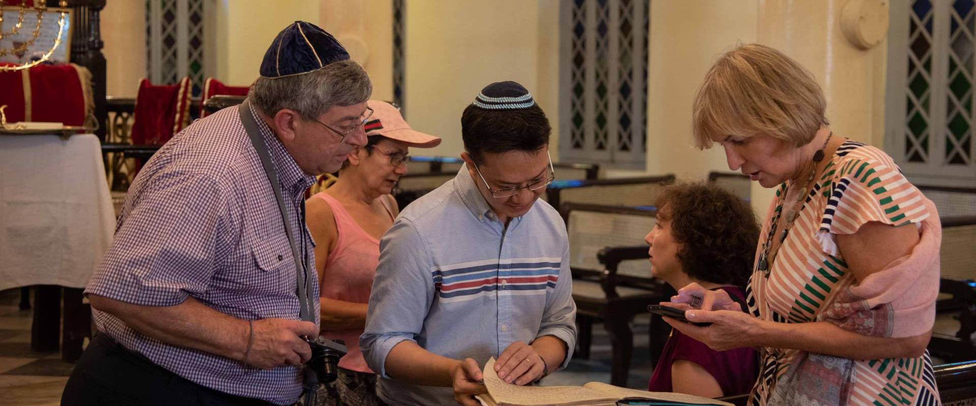 Sammy Samuels in der Musmeah Yeshua Synagoge