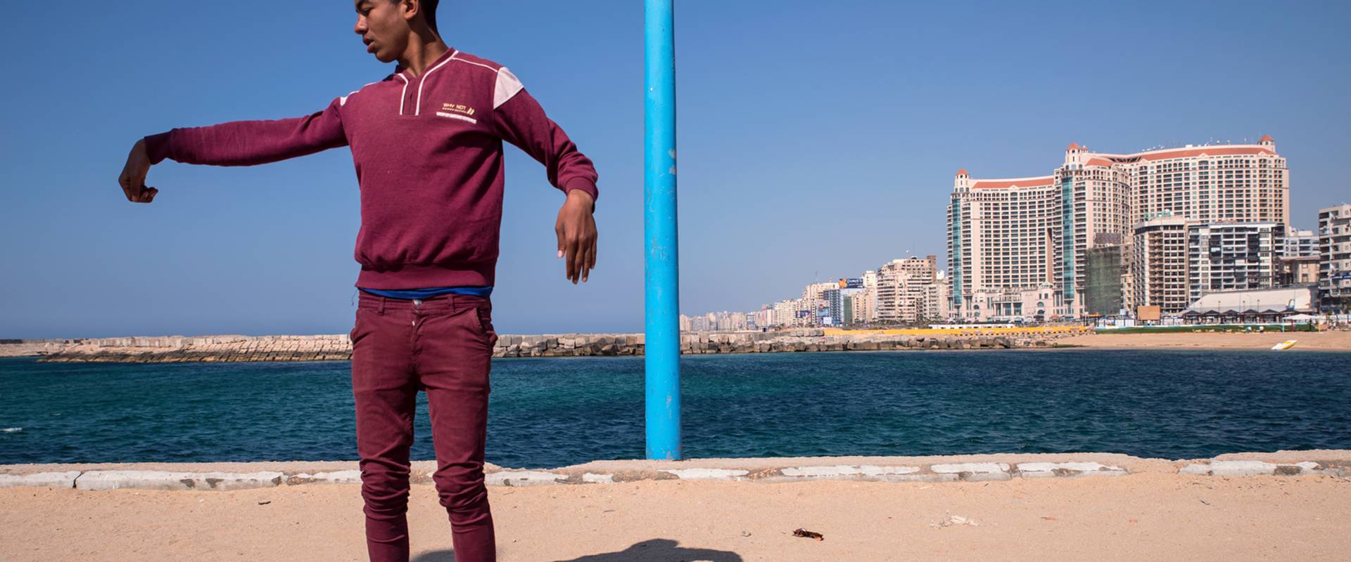 Der 17-jährige Saled wohnt in derselben Nachbarschaft und kommt zum Trainieren an den Strand. Er ist Mitglied der Tanzgruppe »Asphalt-Teufel«. Ihren Tanzstil bezeichnet Saled als eine Mischung aus »Knocking, Breaking und Zauberei«.