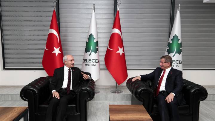 Der Vorsitzende der CHP Kemal Kılıçdaroğlu und der Vorsitzende der Zukunftspartei Ahmet Davutoğlu
